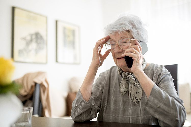 Senior citizen avoiding a telephone fraud