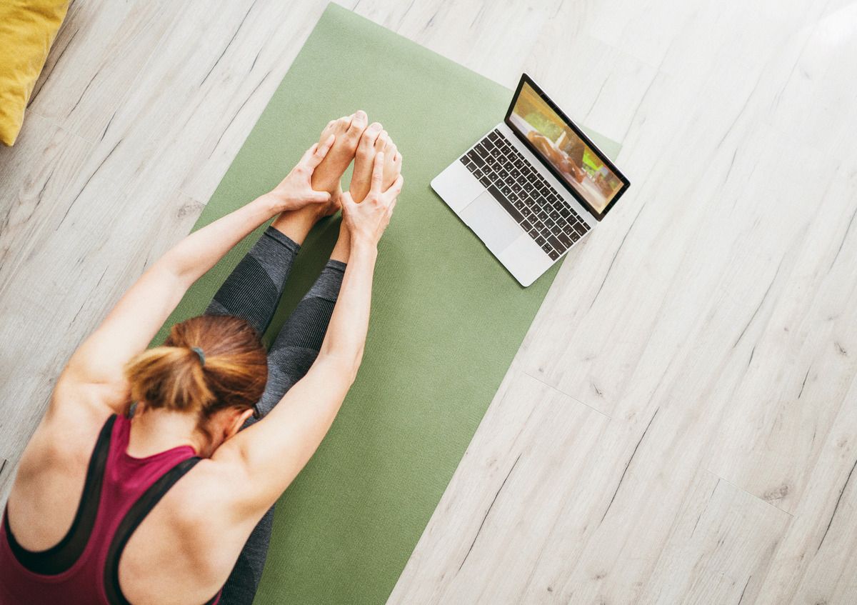 Femme qui utilise une appli de yoga