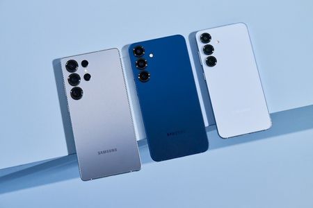 Les 3 modèles de la gamme Galaxy S. De gauche à droite : S25 Ultra, S25+ et S25.