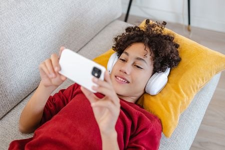Premier téléphone pour ado, quel appareil choisir selon son profil?