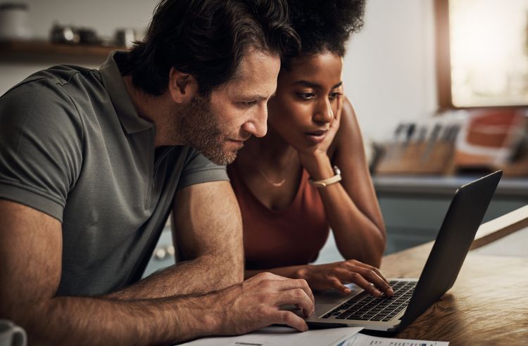 Un couple navigue sur Internet en toute sécurité