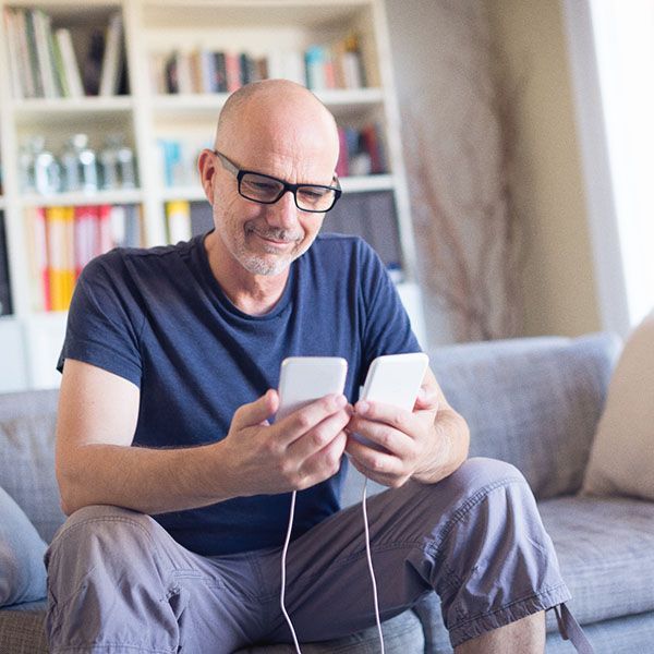 Une personne tient son nouveau téléphone mobile dans ses mains