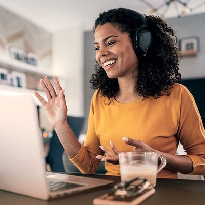 Personne en télétravail à la maison