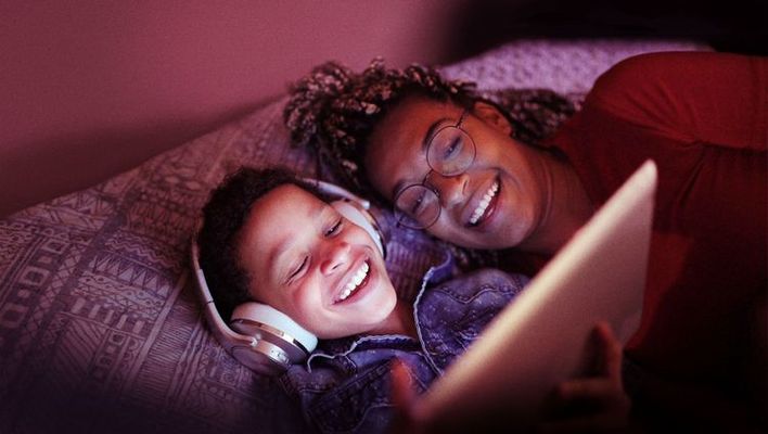 Une mère et son fils regardent une tablette